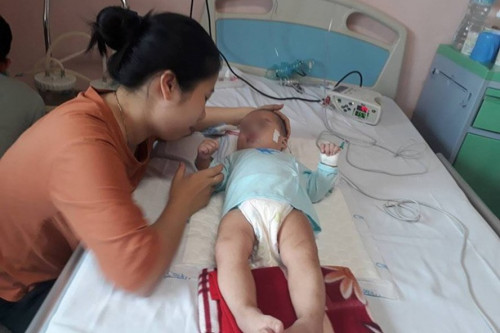 Bé gái 9 tháng tuổi hôn mê sâu, mất nhận thức sau mũi tiêm của y sĩ làng