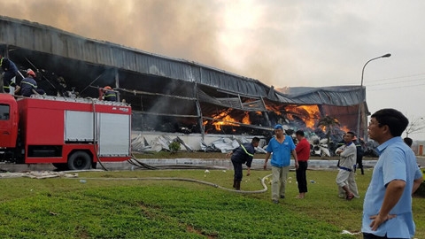 Cháy lớn tại khu công nghiệp vùng biên Móng Cái