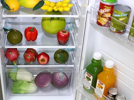Tủ lạnh cần được vệ sinh, lau chùi thường xuyên để khử sạch mùi hôi, tanh khó chịu.