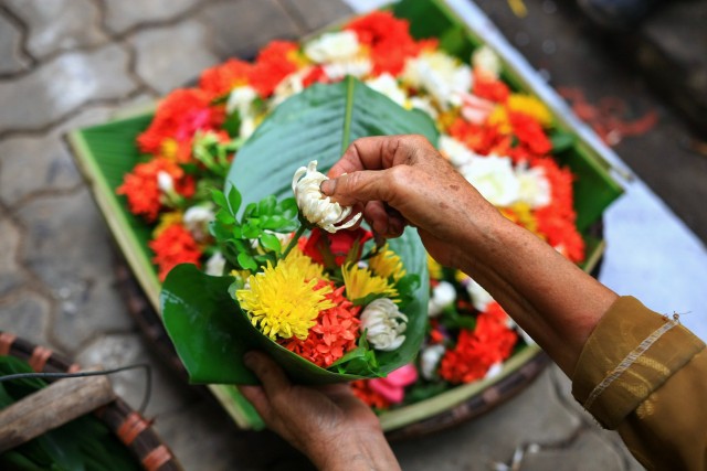 Dâng cúng những loài hoa tươi đẹp này khi vào lễ chùa mới được nhiều phúc báu?