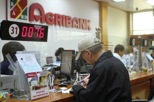 Lạ lùng vụ 400 tài khoản Agribank mất tiền: Khóa thẻ vẫn bị rút