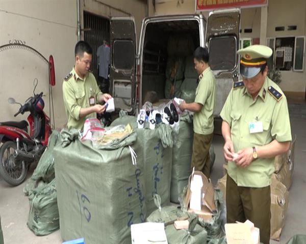 Lạng Sơn: Bắt giữ một lượng lớn giày dép giả và mỹ phẩm nhập lậu
