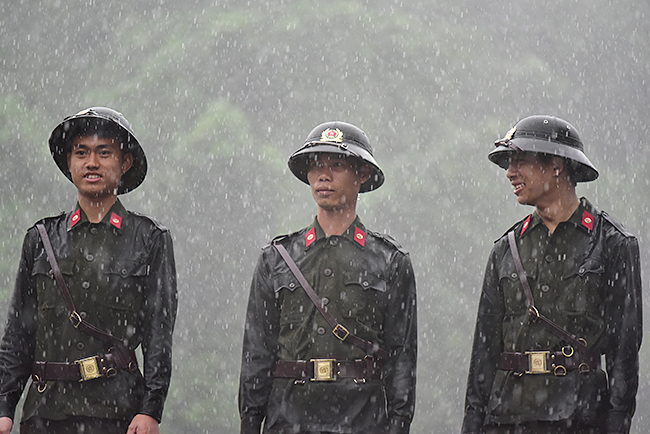Ngày Giỗ Tổ: Xúc động hình ảnh sũng nước mưa của lực lượng an ninh