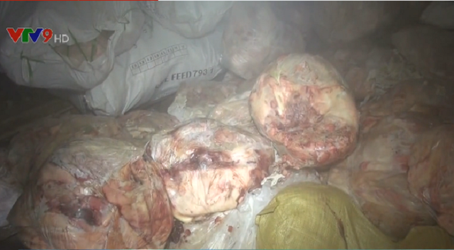 Nghệ An: Thu giữ 5 tấn mỡ lợn bốc mùi thối, 2 tạ giò không nhãn mác