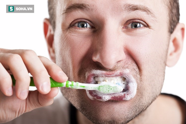 Nhúng kem đánh răng vào nước trước khi đánh răng liệu có tốt hơn: Hãy nghe bác sĩ khuyên