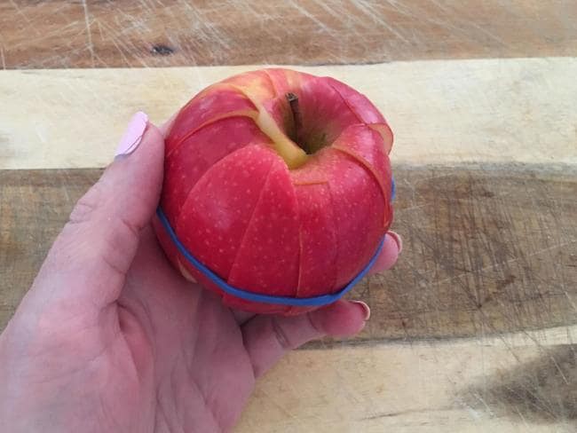 Quả táo cắt rồi để cả ngày cũng không bị thâm đen chỉ với 1 thứ nhỏ xíu mà nhà nào cũng có cả bao - Ảnh 2.