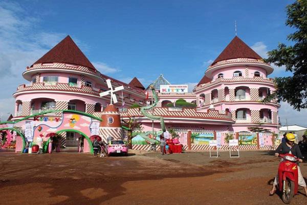 Trường nổi bần bật trên một con phố lớn tại Thành phố Buôn Mê Thuột, Đắk Lắk.