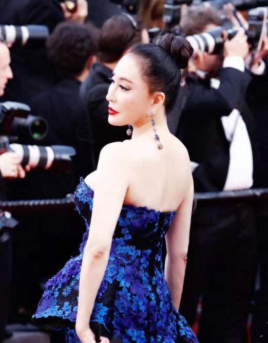 2 hoa hậu Trung Quốc: Kẻ lộ nhũ hoa, người vờ ngã khoe vòng 1 tại Cannes