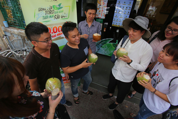 Bạn trẻ Sài Gòn háo hức với máy bán dừa tự động độc đáo nhất Việt Nam