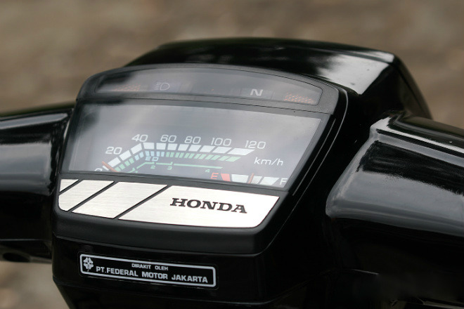 Cận cảnh Honda Dream 1990 Nhật giá 16 triệu đồng