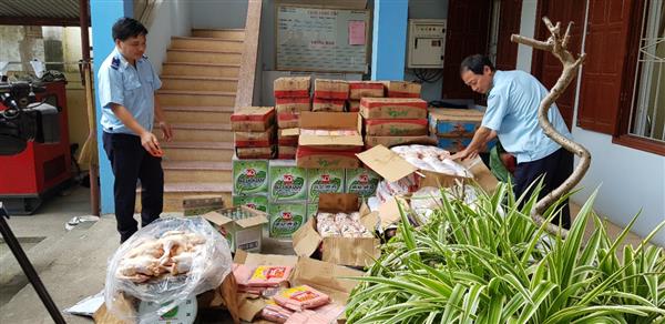 Cao Bằng: Lực lượng Hải quan bắt giữ hơn 1 tấn gia cầm, xúc xích có nguồn gốc Trung Quốc