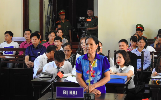  Đại diện gia đình nạn nhân sự cố y khoa khi chạy thận tại BVĐK tỉnh Hoà Bình trình bày trước HĐXX 