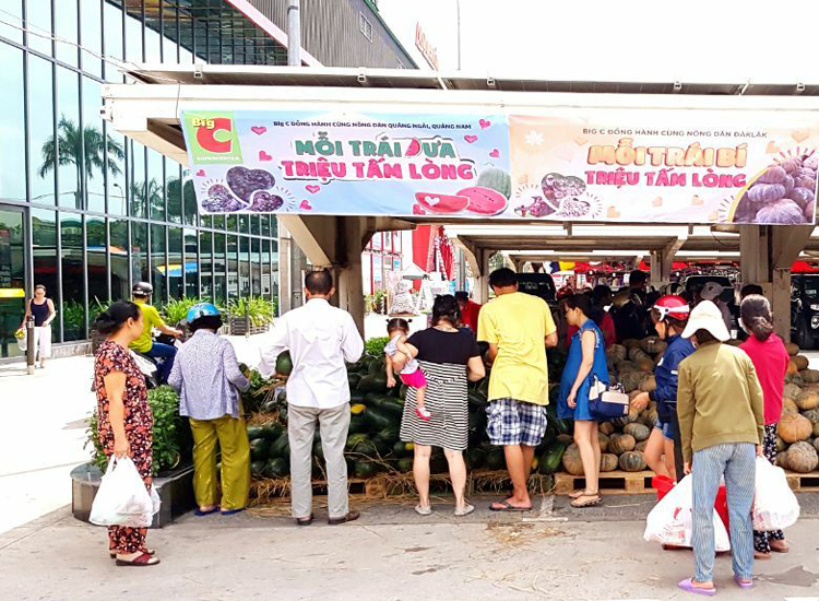 Hàng loạt siêu thị ra tay 'giải cứu' dưa hấu, bí đỏ cho nông dân
