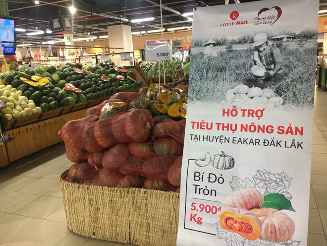 Hàng loạt siêu thị ra tay 'giải cứu' dưa hấu, bí đỏ cho nông dân