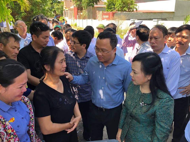  Bộ trưởng Bộ Y tế Nguyễn Thị Kim Tiến động viên thân nhân nạn nhân vụ lật tàu ở Thanh Hoá 