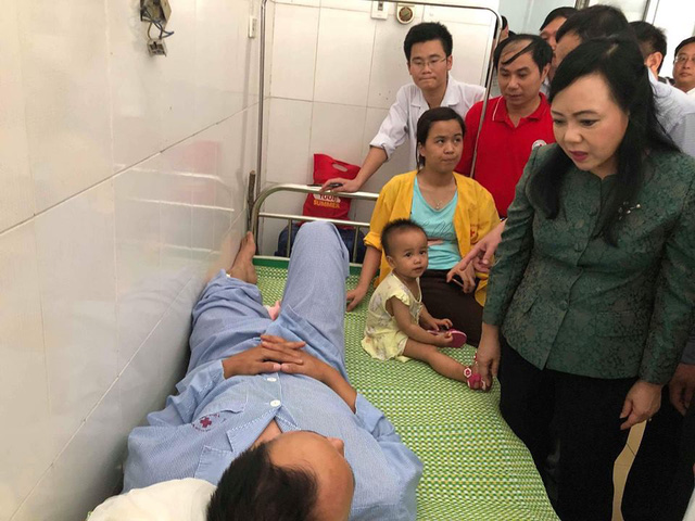  Bộ trưởng đến tận từng giường bệnh thăm các nạn nhân vụ lật tàu bị thương, điều trị tại BVĐK Tĩnh Gia 