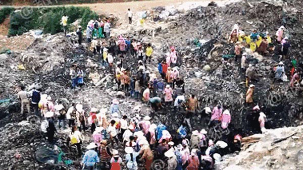 Trăm người Trung Quốc đào trộm thịt tiêu hủy sát biên giới Việt Nam