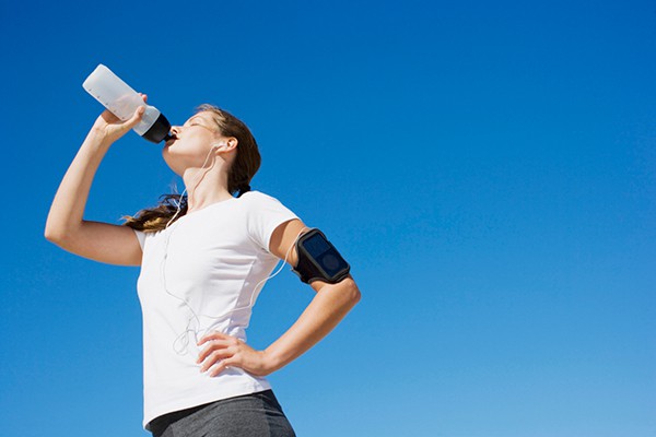 Uống nước trong khi đứng gây hại cho sức khỏe thế nào?