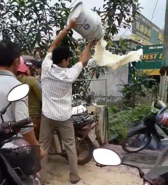 Về clip nông dân đổ sữa: Vinamilk đã gặp, trao đổi với hộ dân