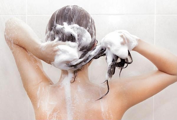 Cách gội đầu đúng chuẩn tại nhà giúp  tóc giảm rụng và ngày càng khỏe