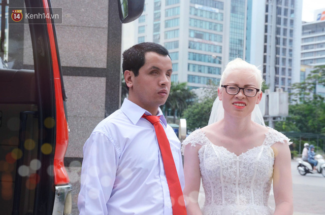 Chuyện tình cảm động phía sau đám cưới của chú rể khiếm thị và cô dâu đột biến gen có mái tóc bạc trắng ở Hà Nội
