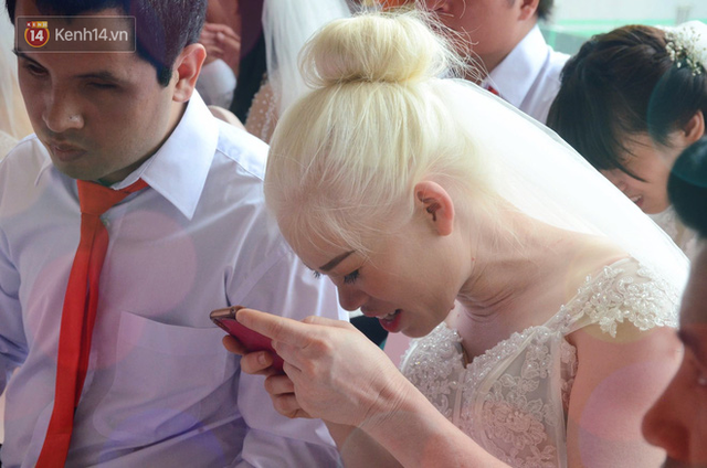 Chuyện tình cảm động phía sau đám cưới của chú rể khiếm thị và cô dâu đột biến gen có mái tóc bạc trắng ở Hà Nội