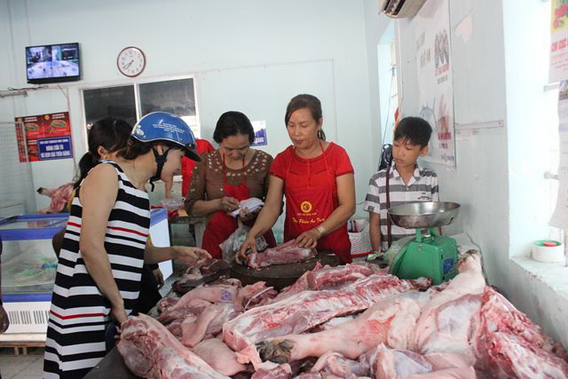 Giá heo (lợn) hơi hôm nay: Từ sáng nay 7.6, TP.HCM tăng giá thịt lợn do giá lợn hơi tăng