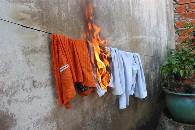  Quần áo cũng tự nhiên bốc cháy. Ảnh: Lao động    
