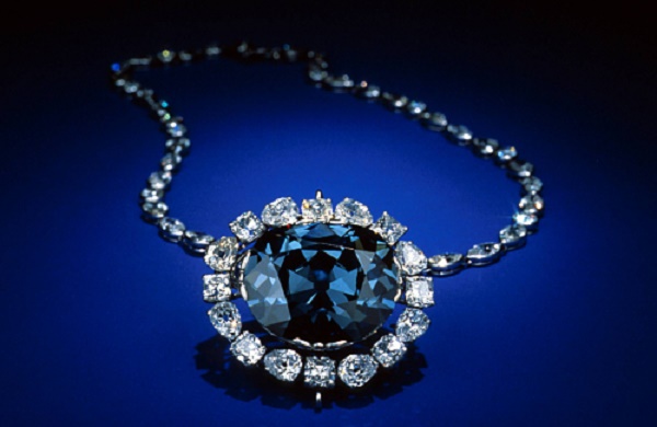 Lời nguyền khủng khiếp của viên kim cương khiến người đeo có kết cục bi thảm?