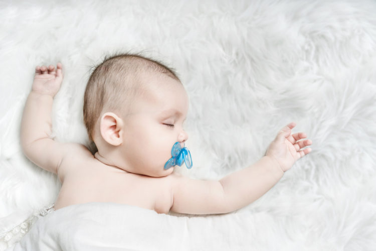 Trẻ ngậm núm vú cao su khi ngủ giảm đột tử, sự thật mẹ cần biết