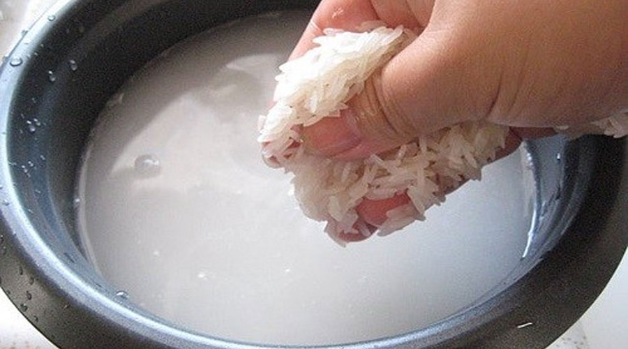 Vo gạo trực tiếp bằng ruột nồi cơm điện – sai lầm nhiều người mắc phải mà không hay