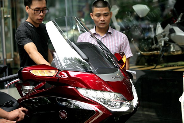 Cận cảnh chiếc mô tô khủng giá 1,2 tỷ xuất hiện đầu tiên tại Hà Nội