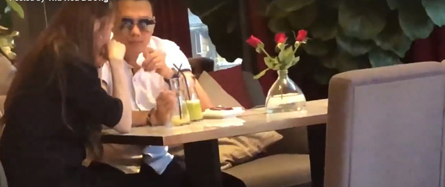 Lộ cảnh Việt Anh ngồi tâm sự, lau nước mắt cho Quế Vân ở quán cà phê