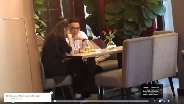 Lộ cảnh Việt Anh ngồi tâm sự, lau nước mắt cho Quế Vân ở quán cà phê