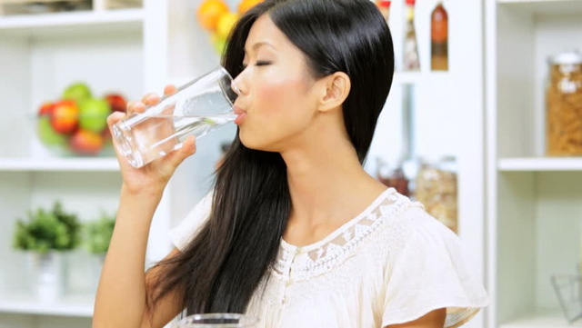 Nắng nóng 40 độ: Nhiều người mang bệnh vì không biết cách uống nước
