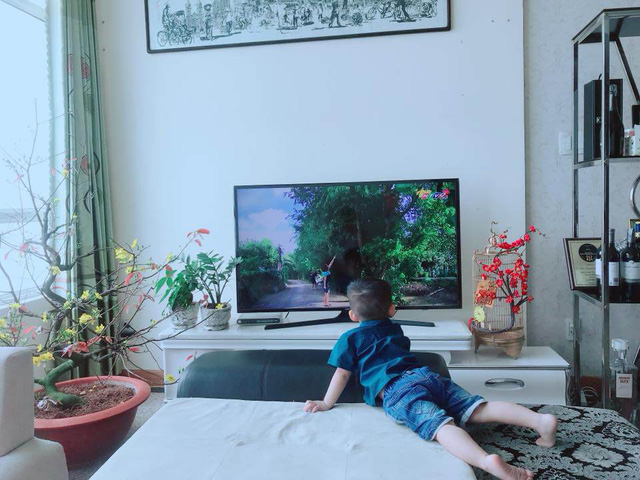 Phi Thanh Vân livestream khoe rèm cửa nhà 10 tỷ, nhưng ai cũng chú ý đến nội thất xa hoa
