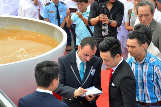 Tô phở hơn 1,3 tấn của Việt Nam lập kỷ lục thế giới
