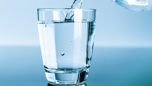 Uống nước ngay khi vừa ăn xong hay đợi 30 phút sau: Nhiều người đang có thói quen sai lầm