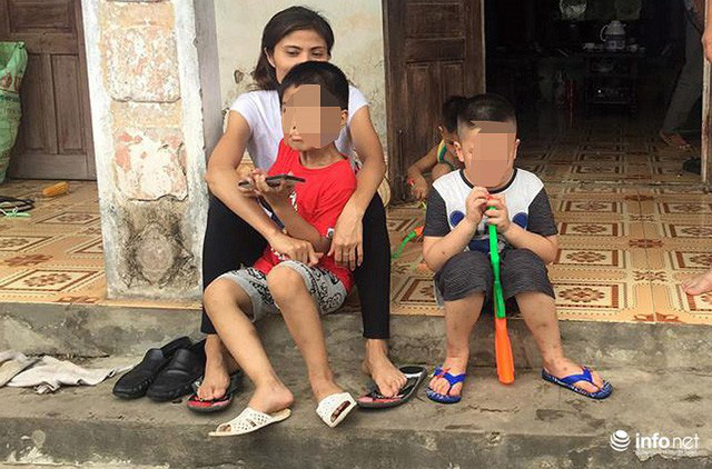 Vụ trao nhầm con ở Hà Nội: Dù người lớn đã sẵn sàng, cháu bé vẫn không muốn rời xa mẹ Hương