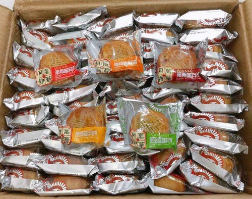 Bánh trung thu Trung Quốc 3.000 đồng rao bán tấp nập