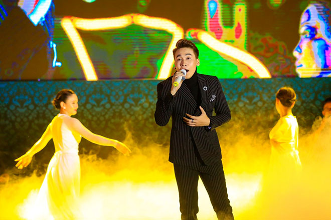 Ca sĩ Việt gây sốc khi làm liveshow ở chùa với 17.000 khán giả