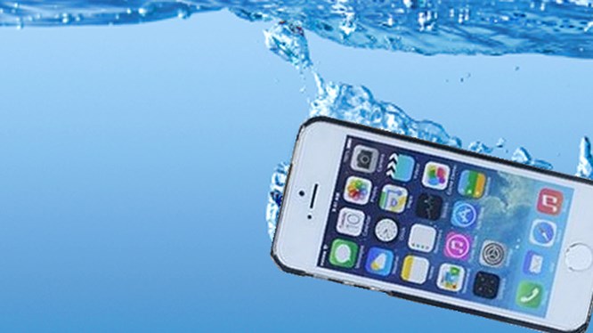 Cần làm ngay các bước sau nếu làm rơi smartphone xuống nước