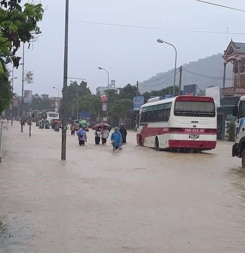 Thị trấn nông trường Mộc Châu - Sơn La ngập chìm trong nước lũ. Ảnh: Văn Phúc