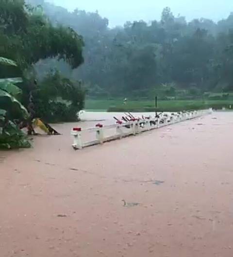 Nước ngập tràn qua đường tại quốc lộ 6, thuộc dốc Quy Hậu, huyện Tân Lạc, tỉnh Hòa Bình. Ảnh: Minh Hiền