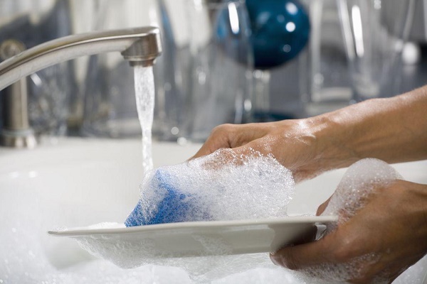 Nước rửa chén ảnh hưởng lên sức khỏe khi dùng không đúng cách