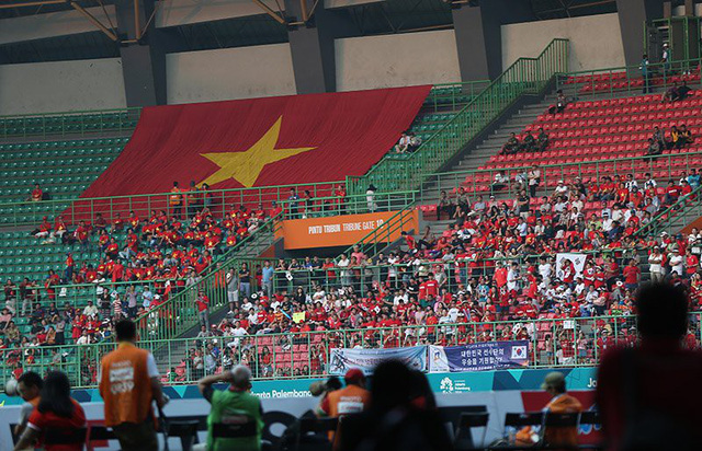CĐV Việt Nam trên khán đài sân Patriot Candrabhaga để tiếp lửa cho thầy trò HLV Park Hang Seo.Ảnh: SN
