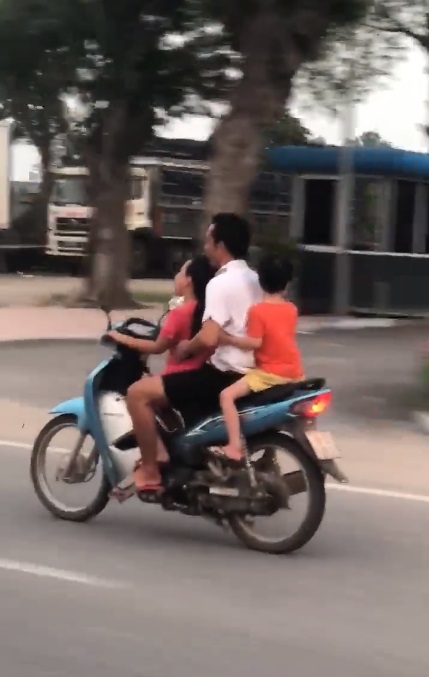 Phẫn nộ cảnh người đàn ông để bé gái điều khiển xe máy và ngồi sau thản nhiên sờ soạng khắp người