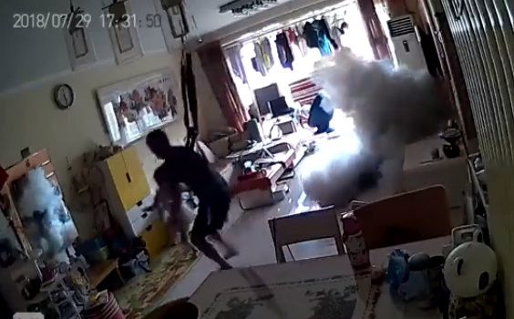  Hình ảnh xe đạp điện bị cháy nổ khói nghi ngút trong nhà tại Trung Quốc. Ảnh: FB: Ka Van Lo