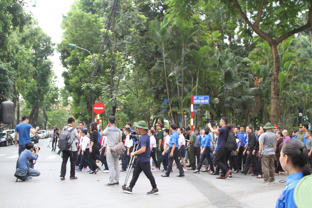 Cảm động cảnh người dân vượt hàng trăm cây số chờ viếng Chủ tịch nước Trần Đại Quang
