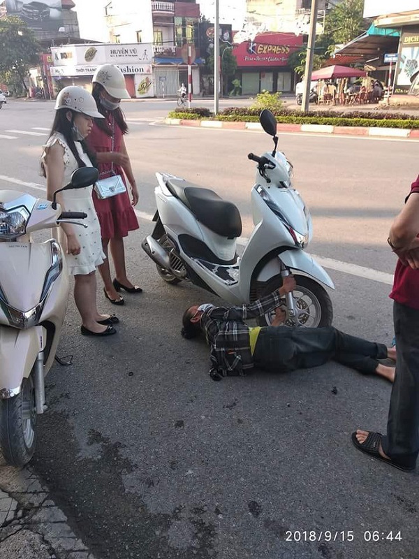Dân mạng xôn xao trước hình ảnh người phụ nữ nằm giữa đường ôm chặt bánh xe máy